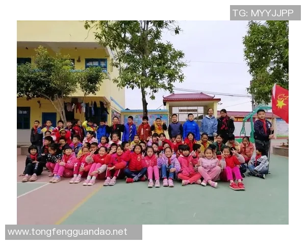 足球明星射门动漫头像女孩形象展现运动激情与青春活力 足球明星射门动漫头像女孩形象展现运动激情与青春活力