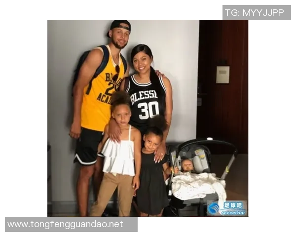 足球球星携妻子温馨合影展现家庭幸福生活引发粉丝热议 足球球星携妻子温馨合影展现家庭幸福生活引发粉丝热议